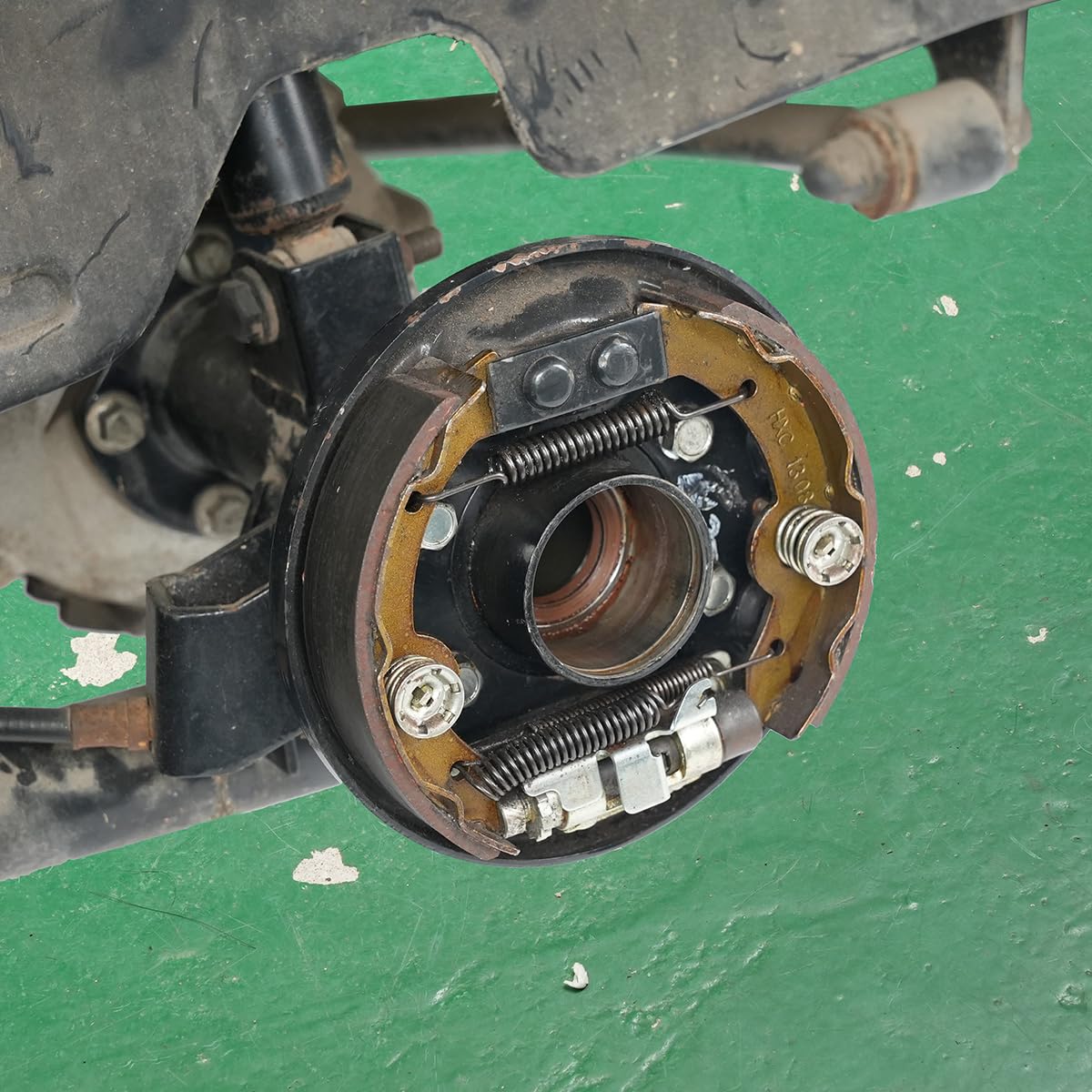 10L0L brake shoes kit in box supports straightforward installation