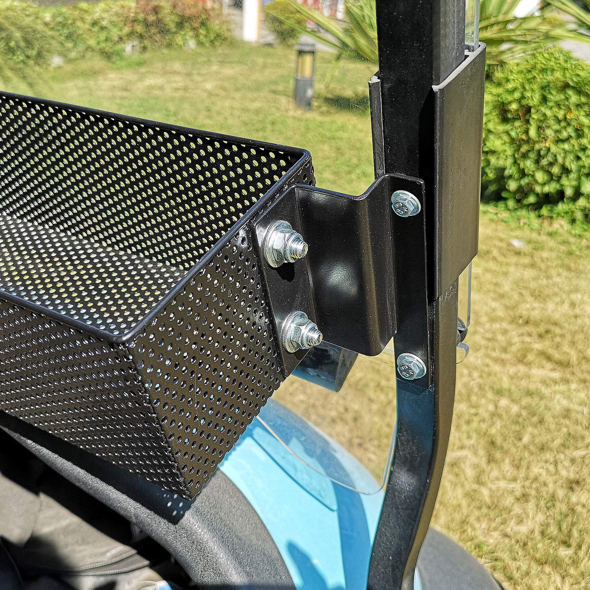 10L0L front tray with easy installation that won’t obstruct controls.