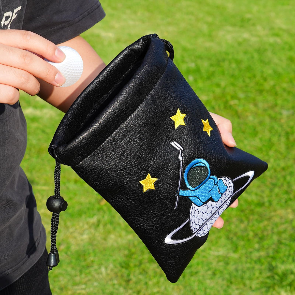 2thpart Astronaut Golf Valuables Pouch Bag capacity up to 24 golf balls demonstrated.