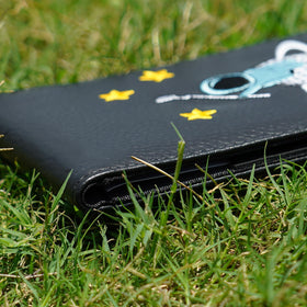 Lightweight holder ready to accompany you on the course