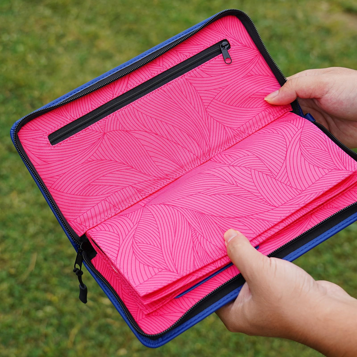 2thpart Cotton dividers and card pocket organize accessories inside the case.