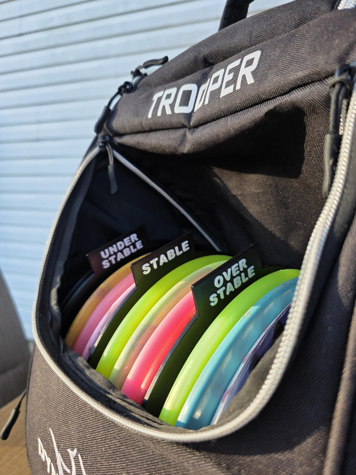 3DAmbitions stable divider clarifies disc categories for balanced bag organization.