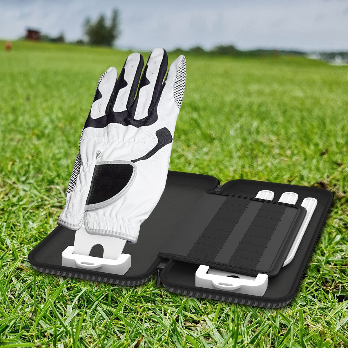 ACCTOLF Golf Glove Case hook-for-bag enables easy on-bag attachment.