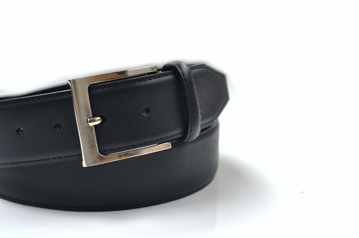 Ashford Ridge belt closeup shows a silver buckle for versatile styling