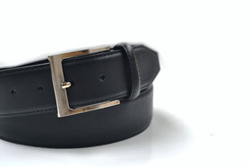 Ashford Ridge belt closeup shows a silver buckle for versatile styling