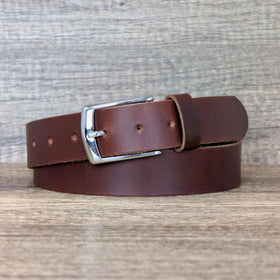 Ashford Ridge belt buckle detail in polished silver for versatile outfits.