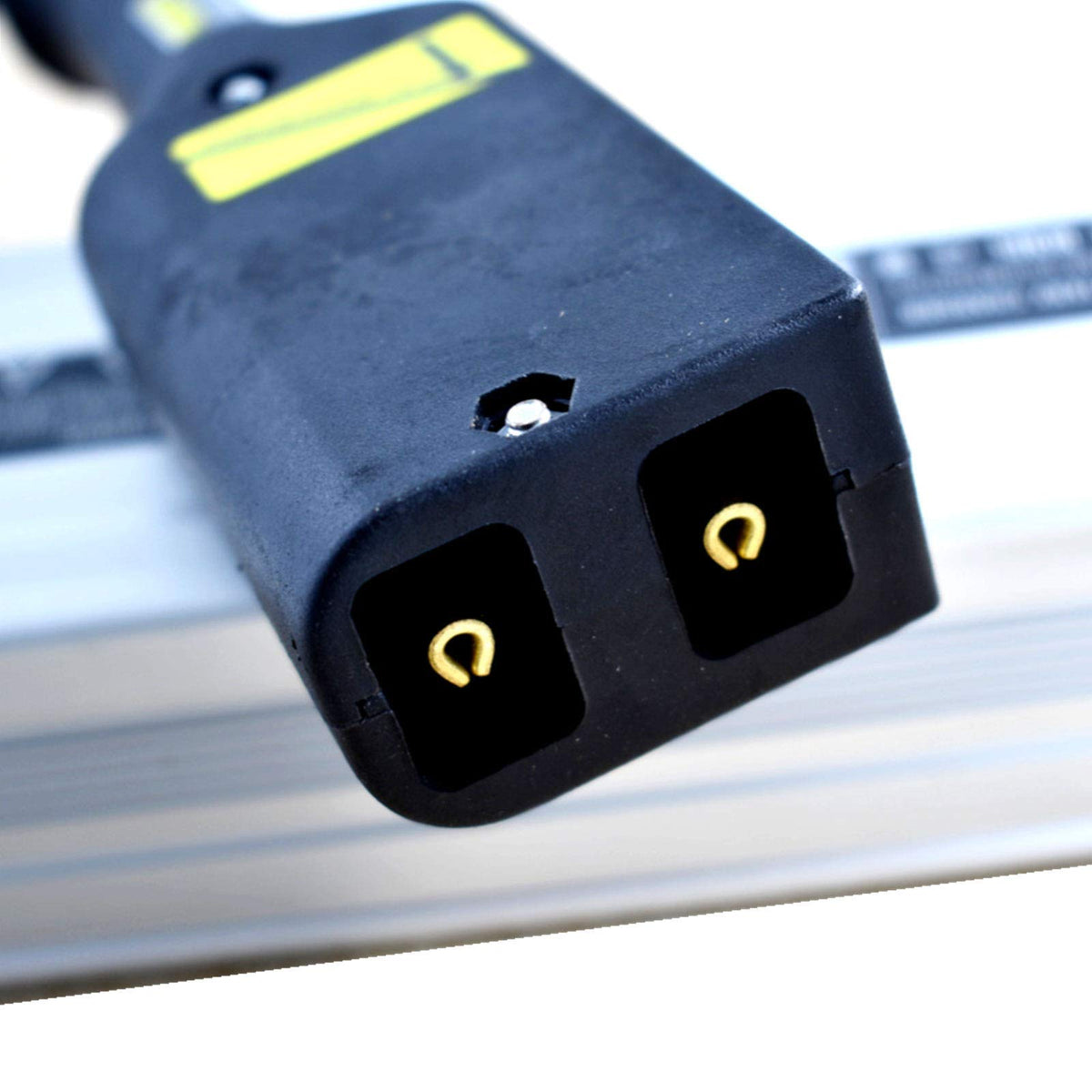 Autoparts aluminum heat-sink case keeps the charger cooler.