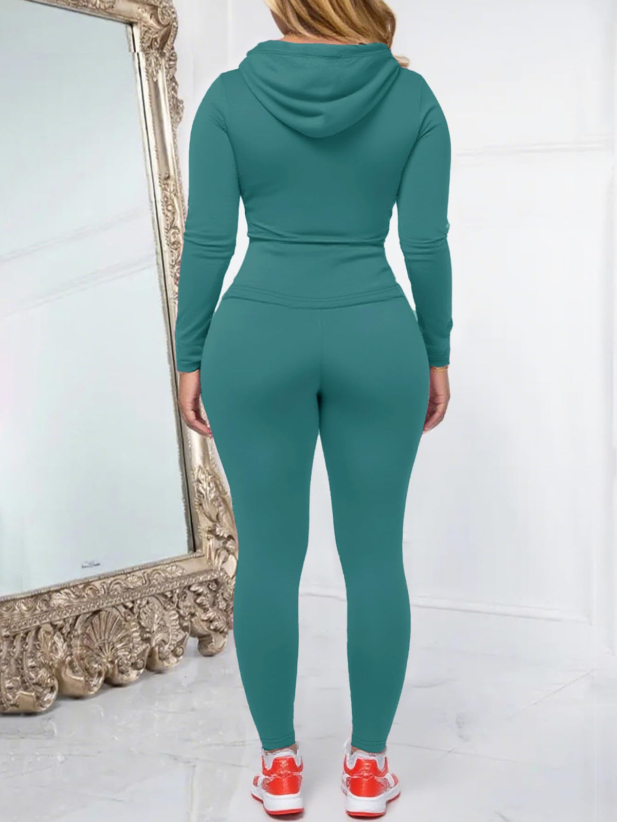 AUXDIO two-piece set featuring practical pockets for essentials.