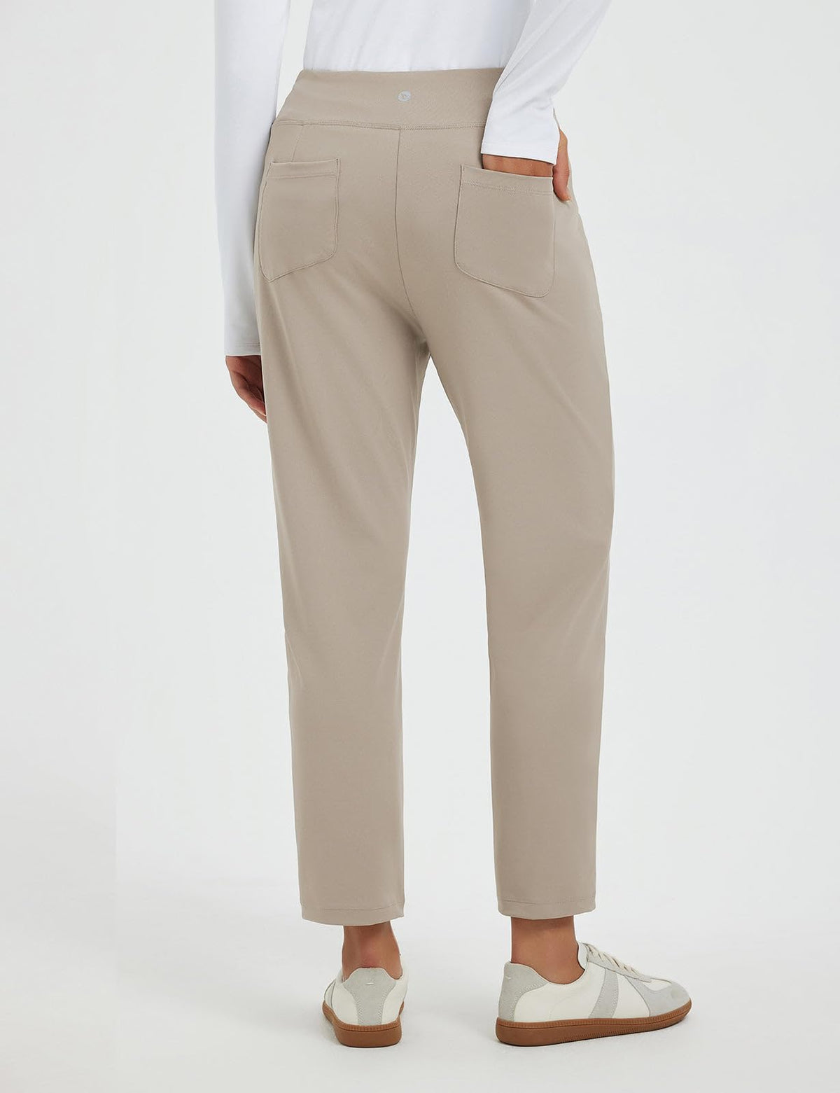 Baleaf pocket detail shows four pockets for essentials.