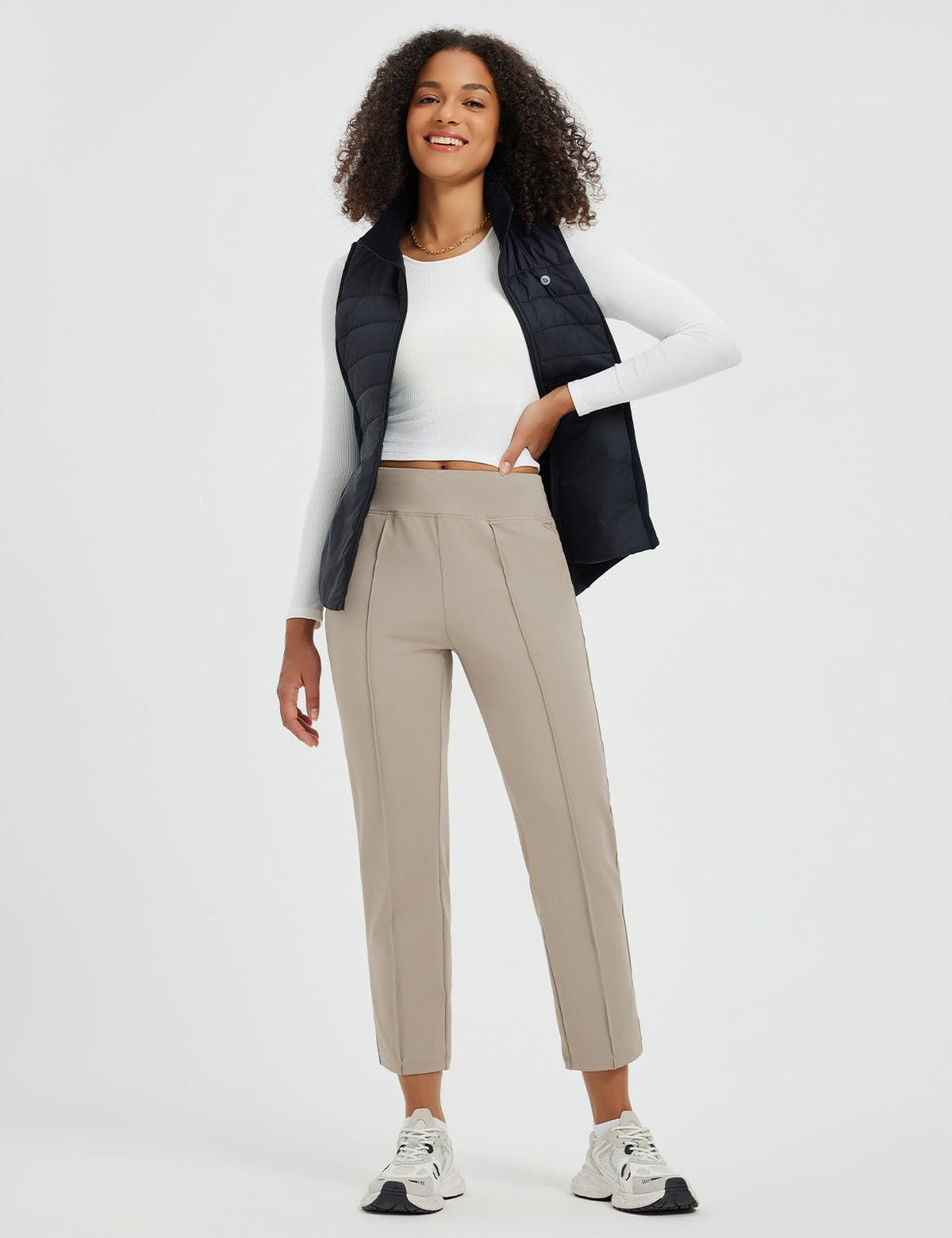 Baleaf waist with drawstring shows adjustable comfort without slipping.