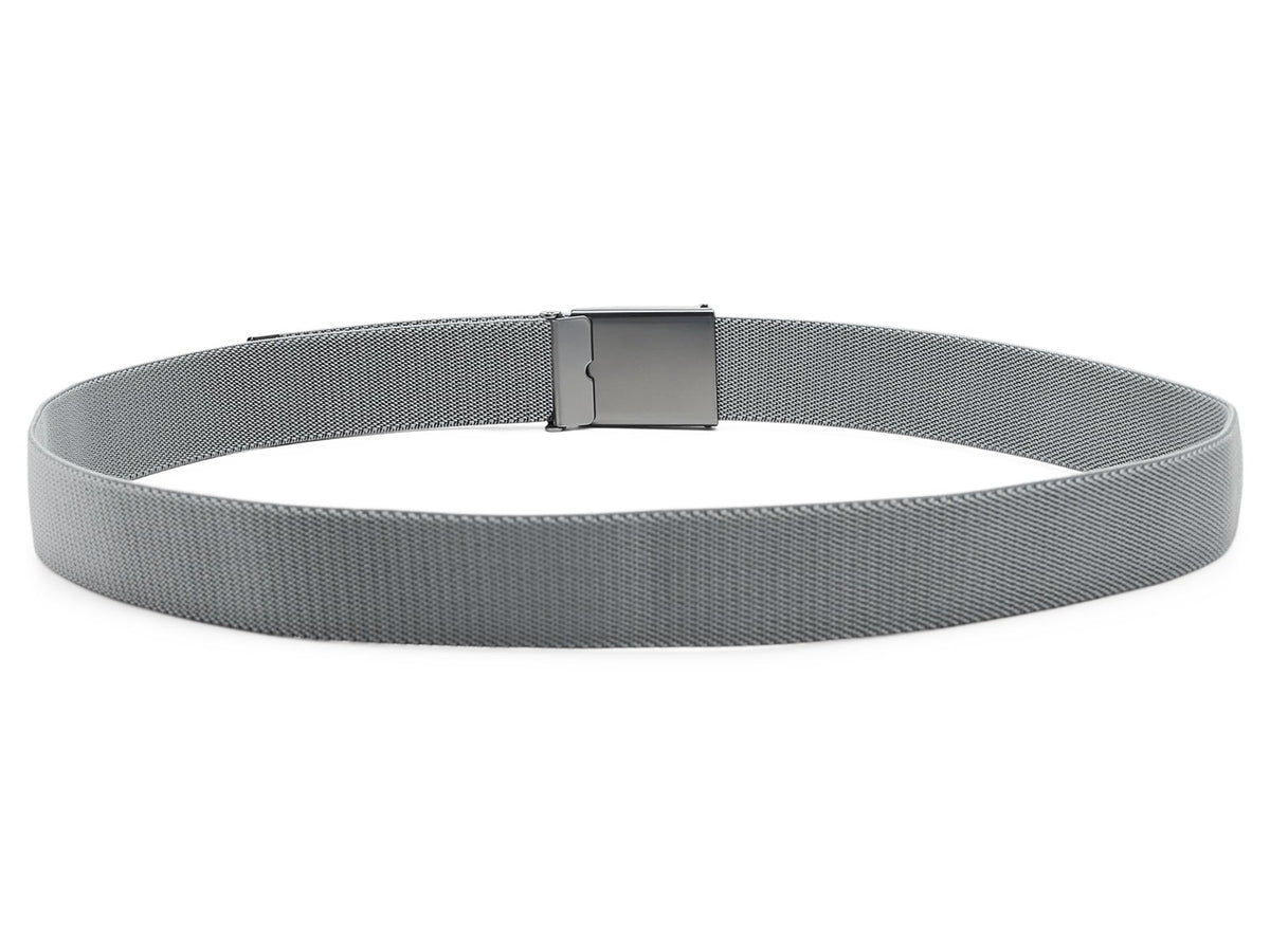 Callaway web belt textured design enhances modern look for golf wear.