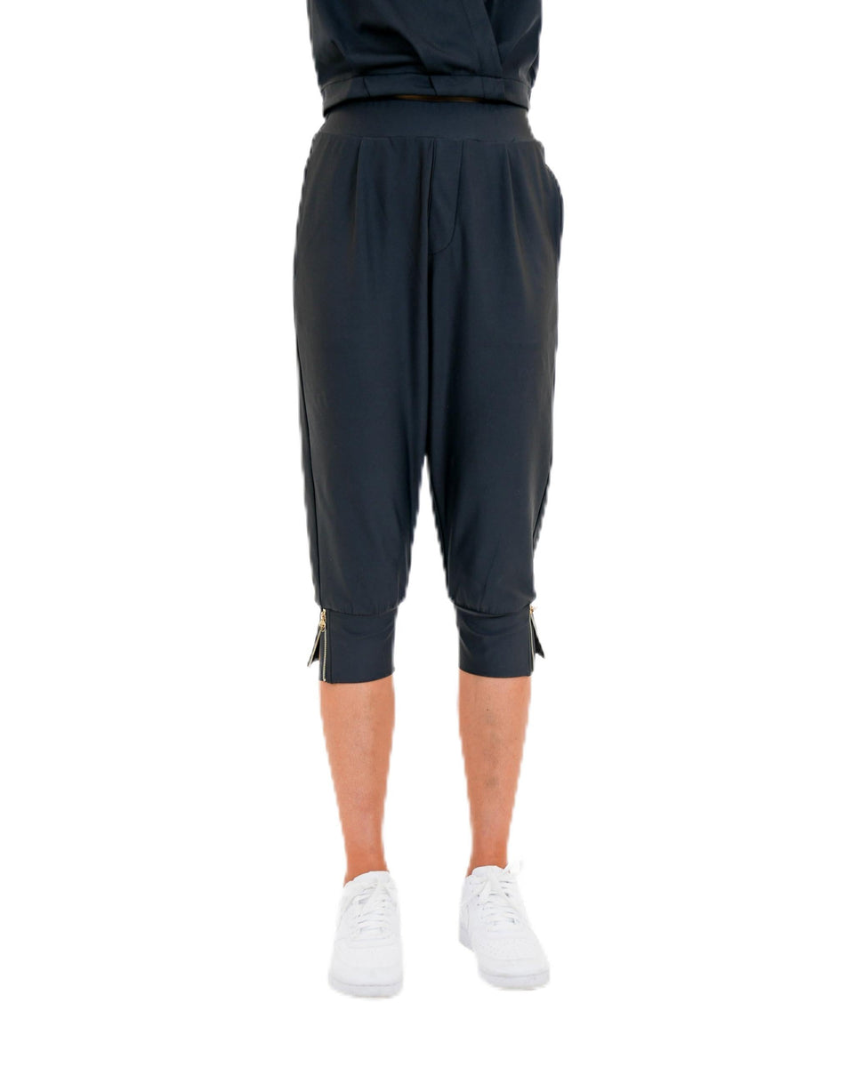 Calliope Amelia high-rise capri pants on model for flattering silhouette on course.