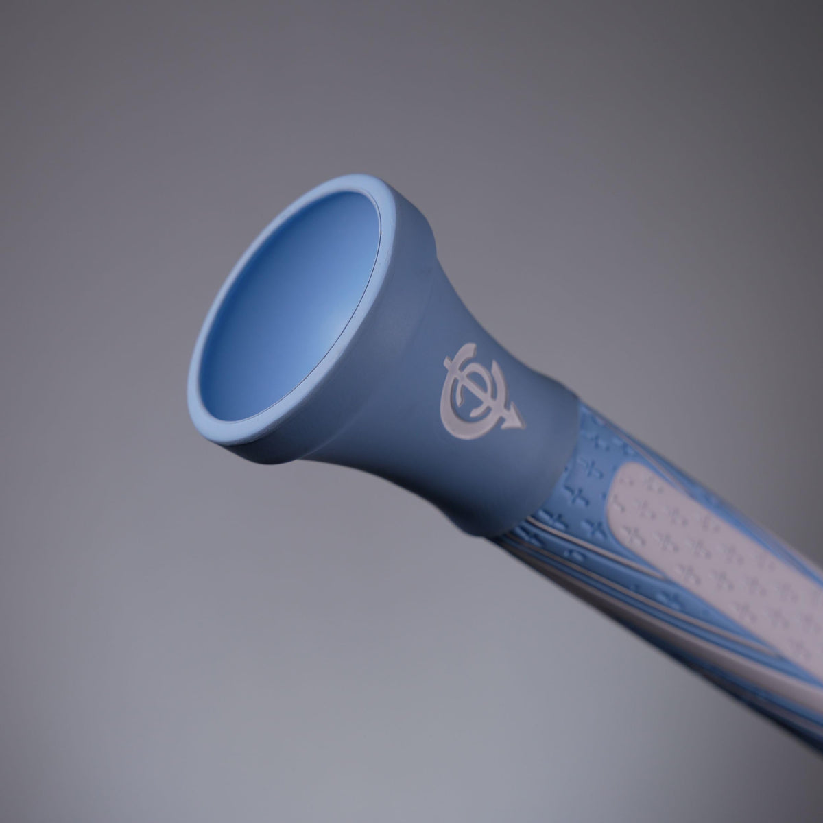 Center Cutt wider grip promotes softer pressure for steady strokes.