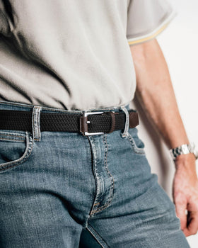 Model wearing CHAOREN stretch belt demonstrates versatile, comfortable fit.