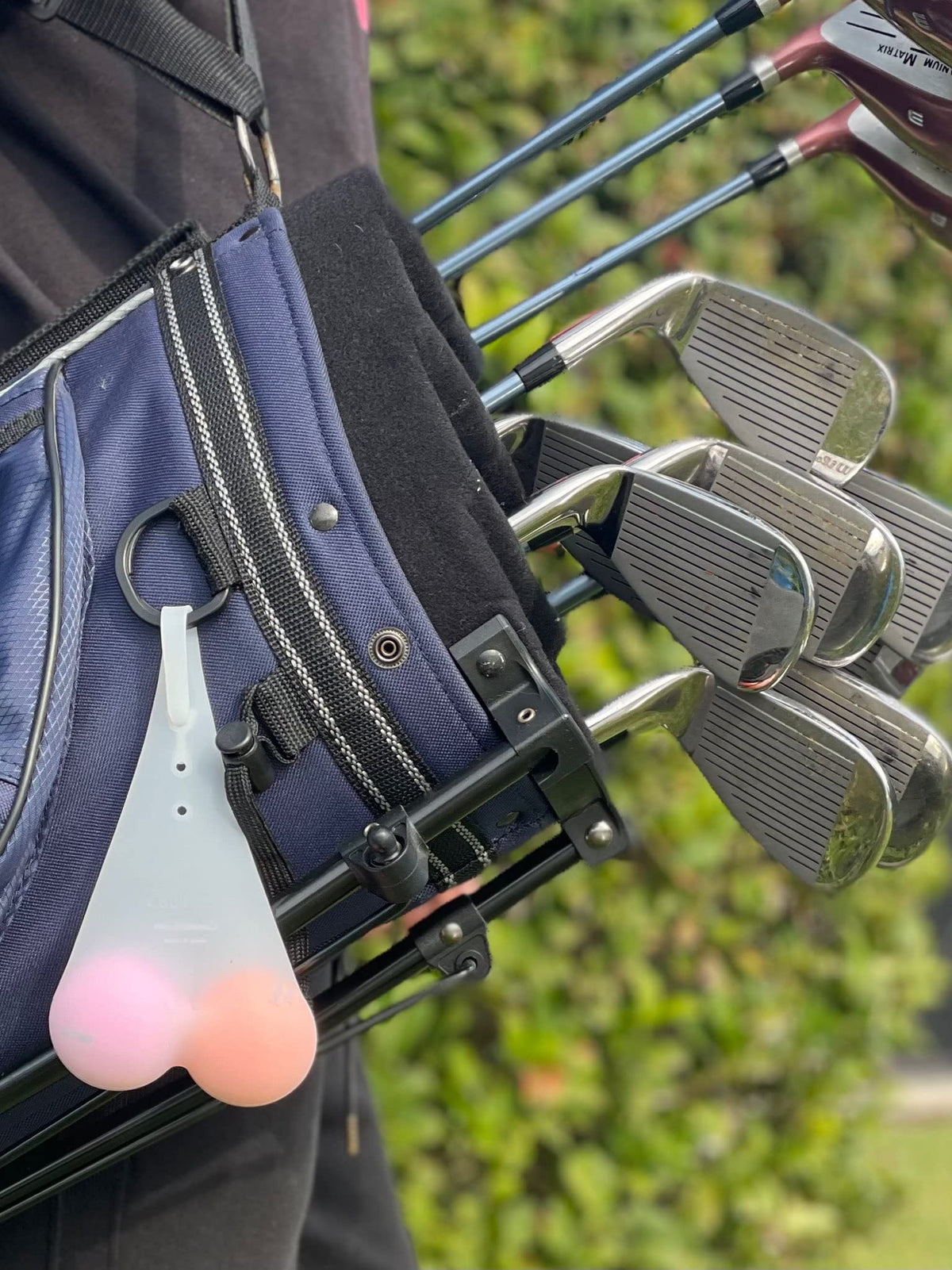 CoolNES ball pouch for pickleball keeps balls organized between courts.