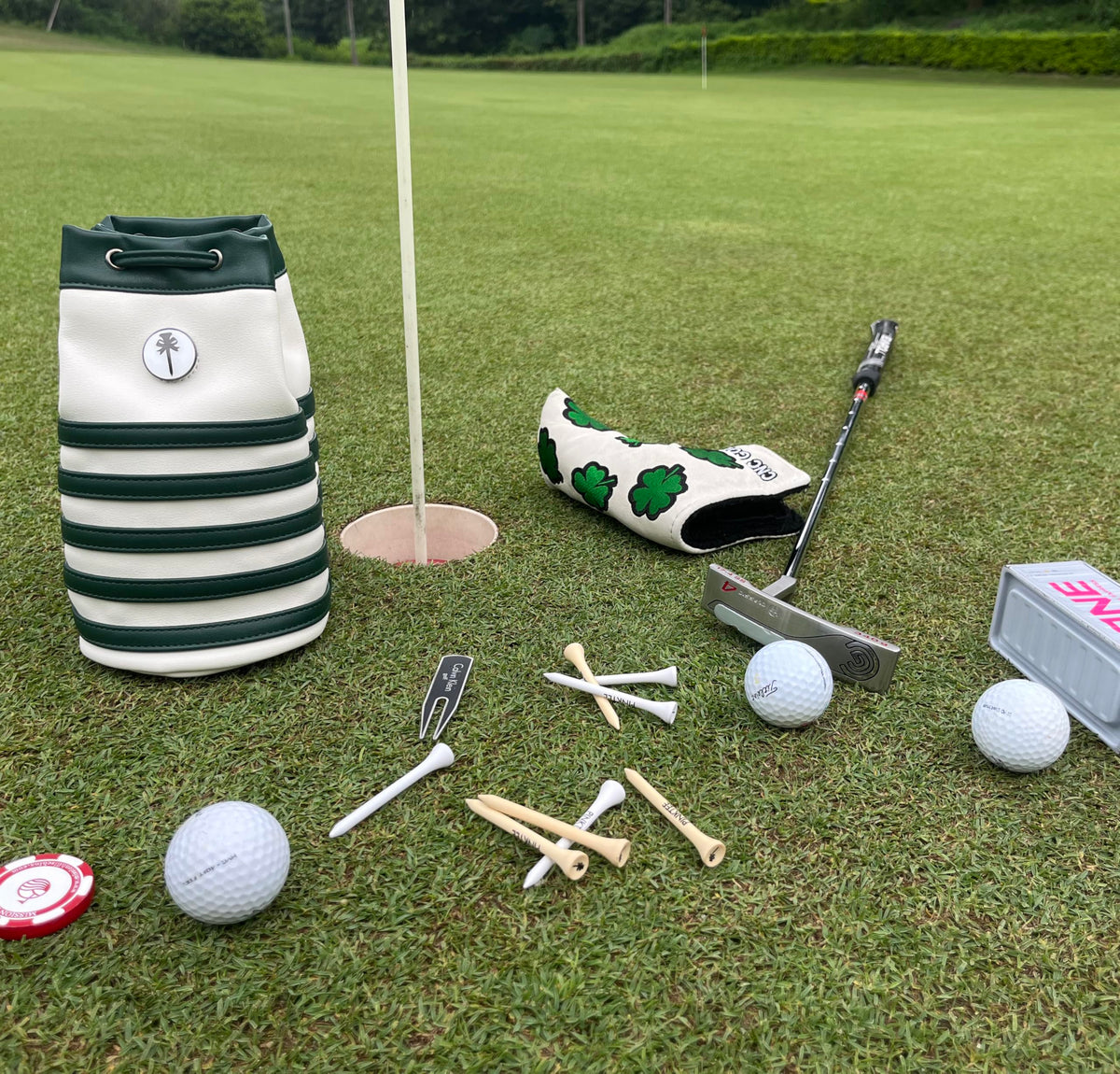 CROWNBLANKS PINKTEE pouch open capacity shows it holds up to 20 golf balls.