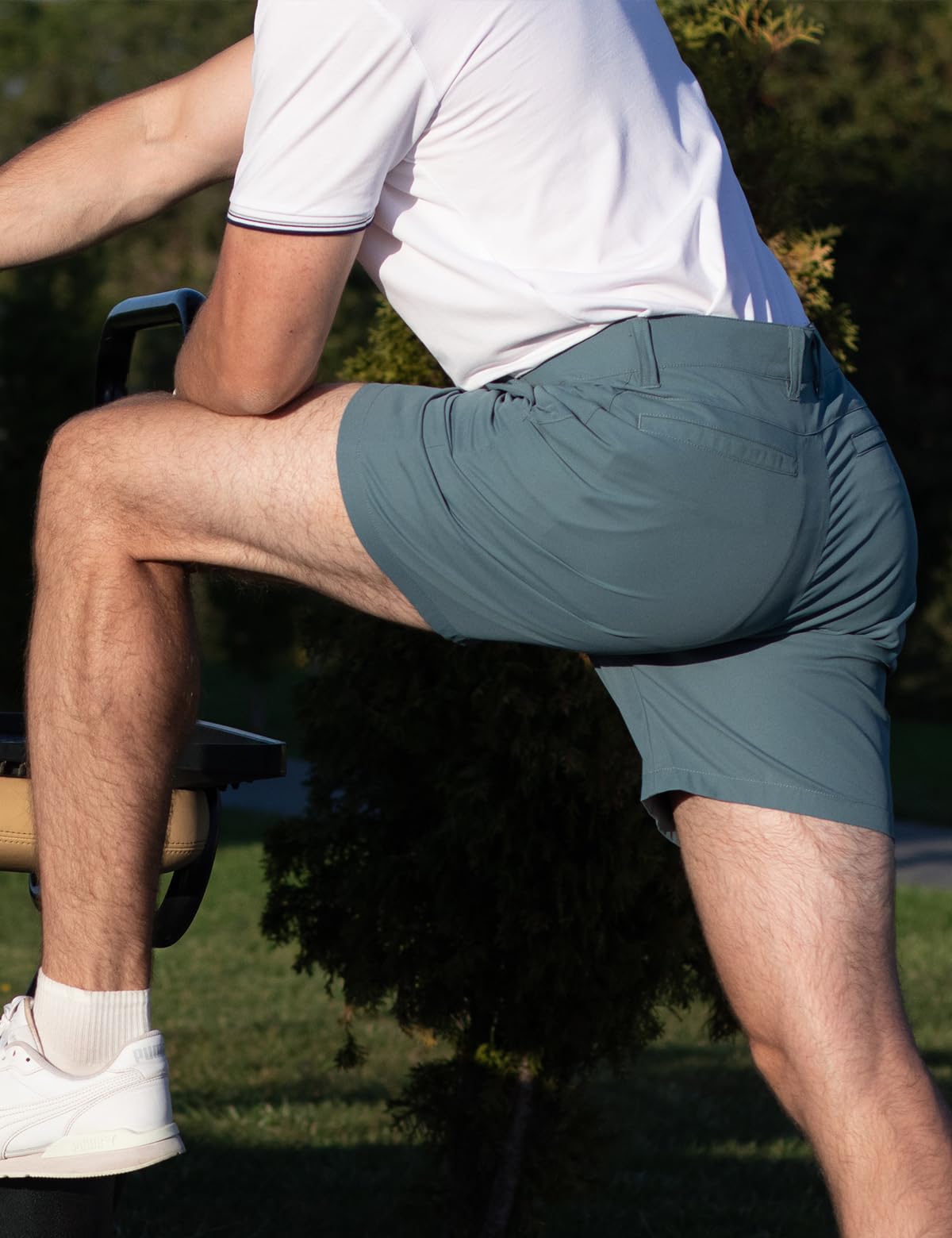 Dababell men's golf shorts elastic waistband demonstrates secure, comfortable fit during swings.