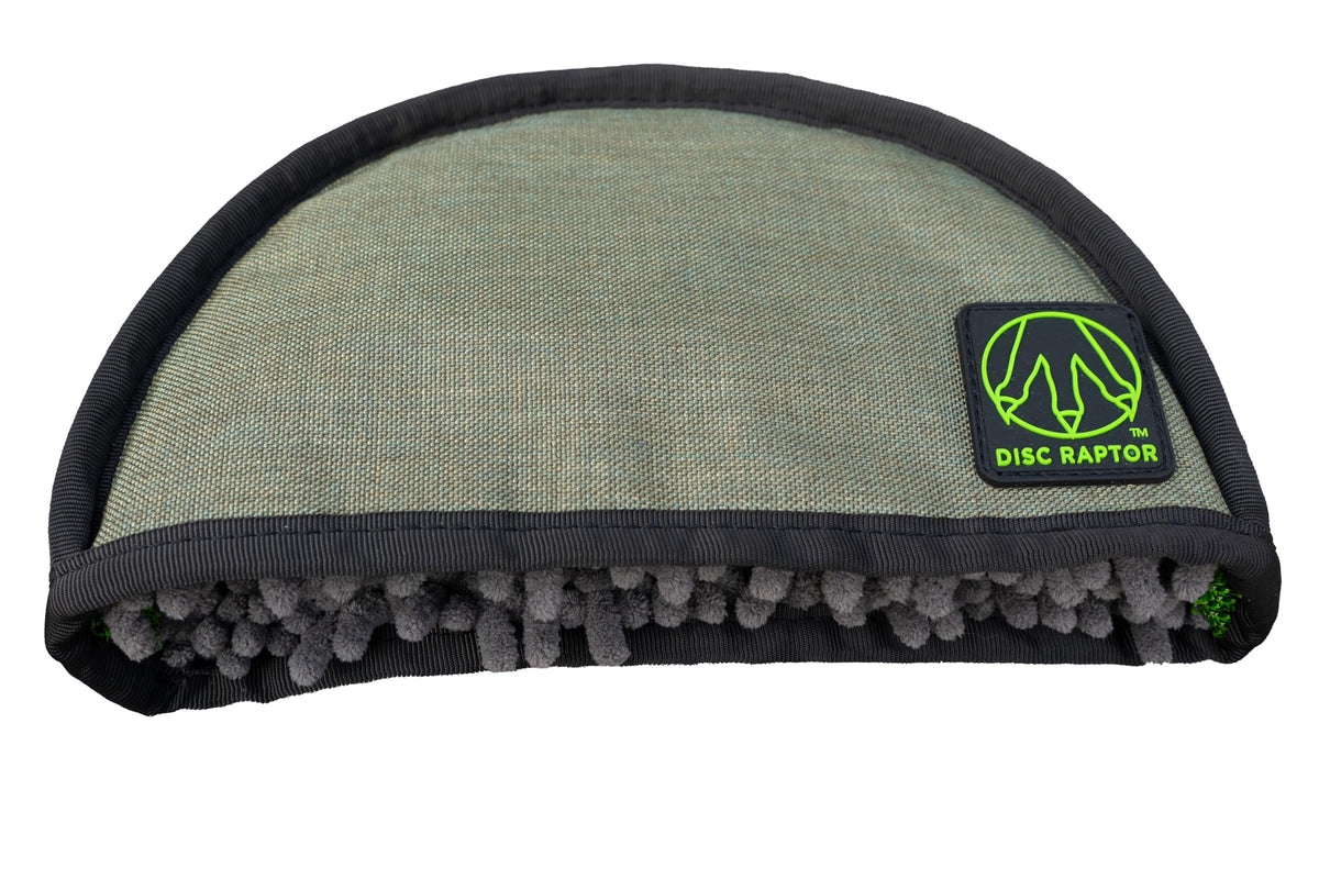 Disc Raptor turf spine removes dirt during cleanup on muddy courses