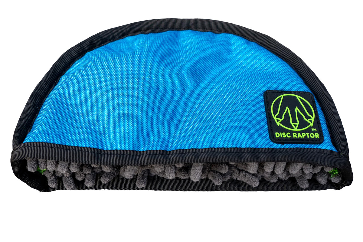 Disc Raptor turf spine removes dirt from discs in muddy conditions