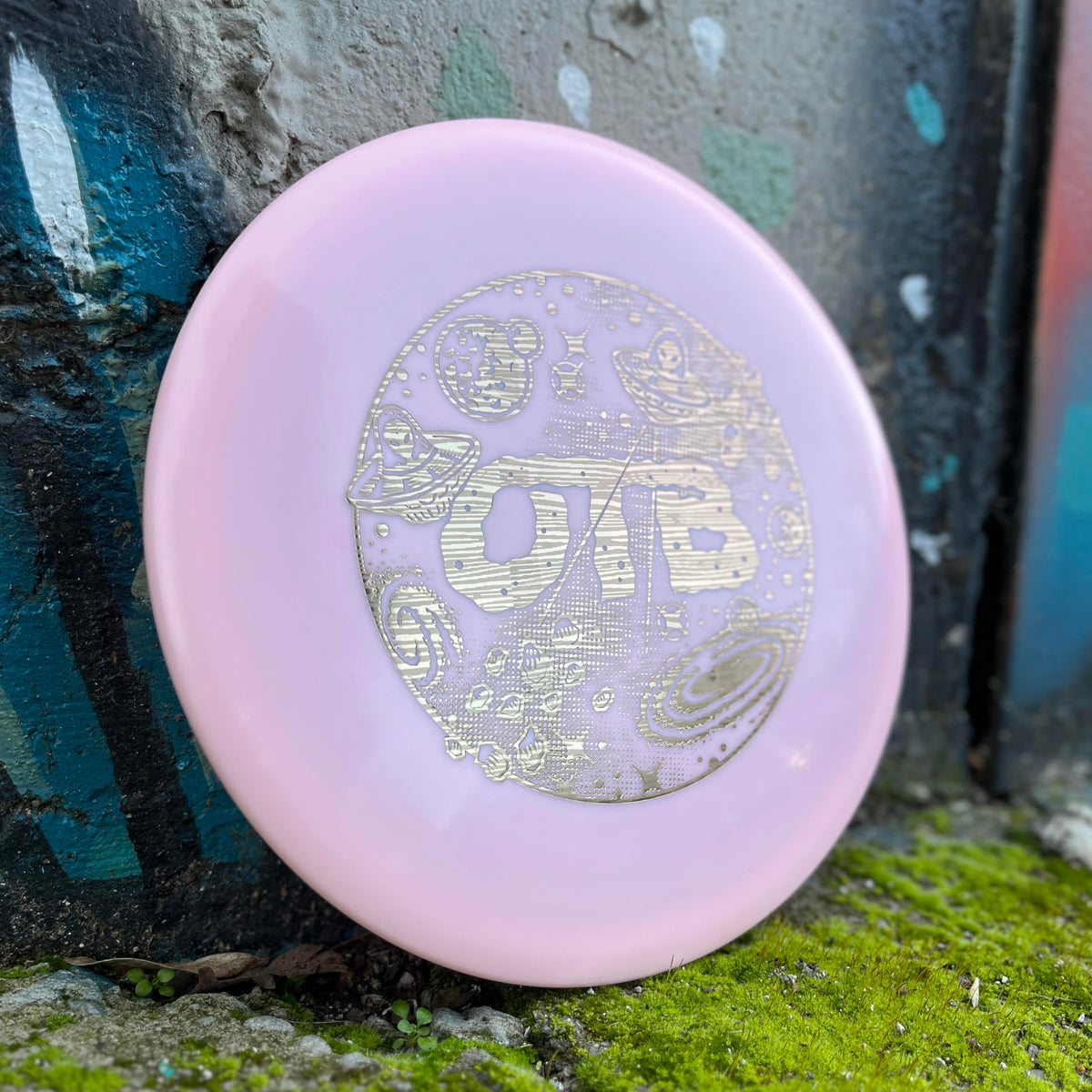 Discraft Buzzz glow midrange pink enhances visibility during dusk practice.