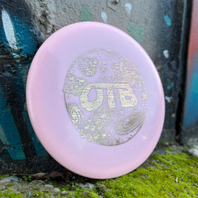 Discraft Buzzz glow midrange pink enhances visibility during dusk practice.