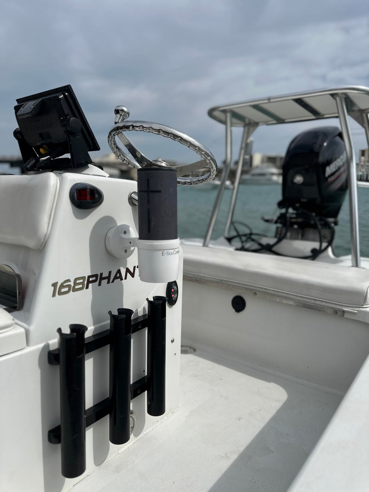 E-Sea Cup Adjustable White easy spin-on installation without drilling.