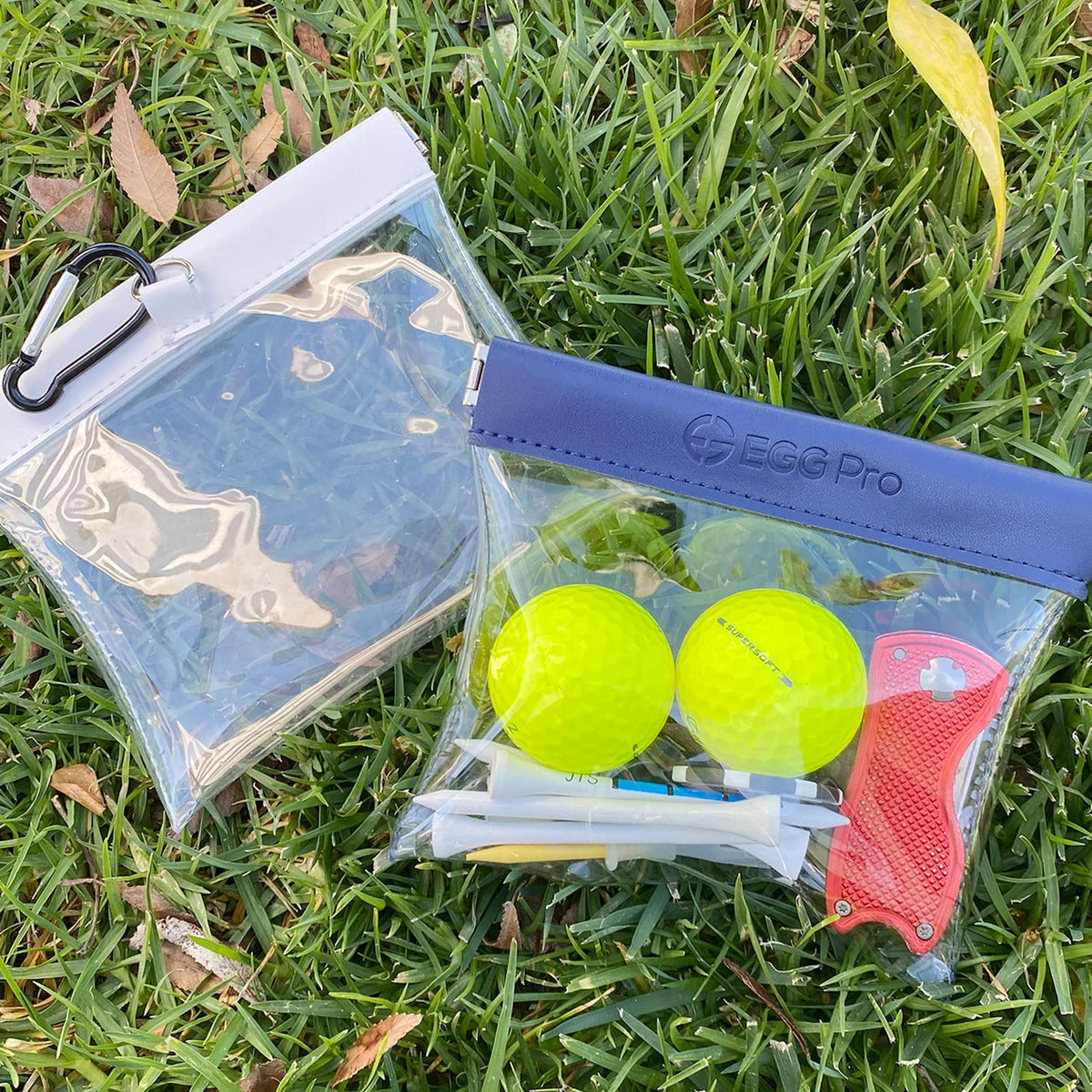 Close-up of hanger and carabiner on EGG PRO pouch.