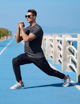 EZRUN men's joggers side-zip pocket keeps essentials secure during activity.