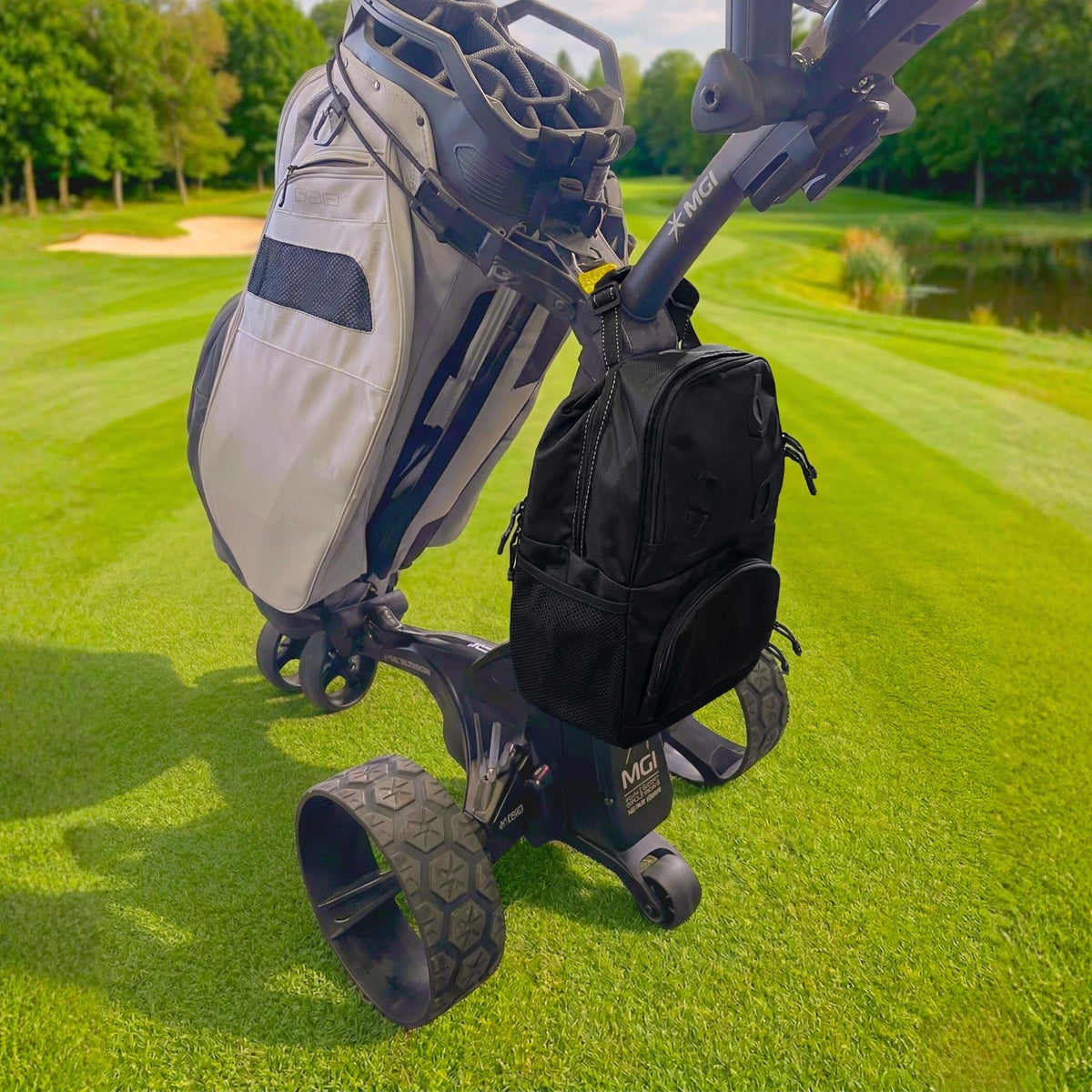 Foretra Golf Push Cart Bag dual zipper design allows quick access to items on the course