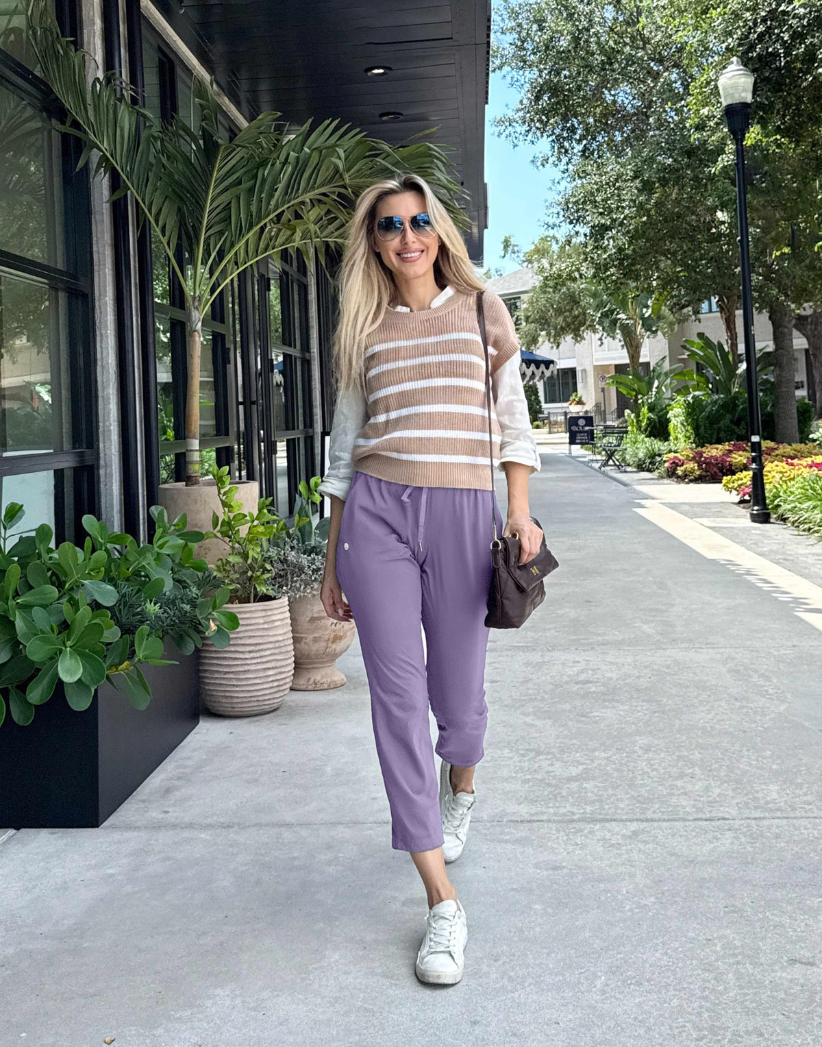 G Gradual pants featuring an elastic drawstring for adjustable, comfortable fit.