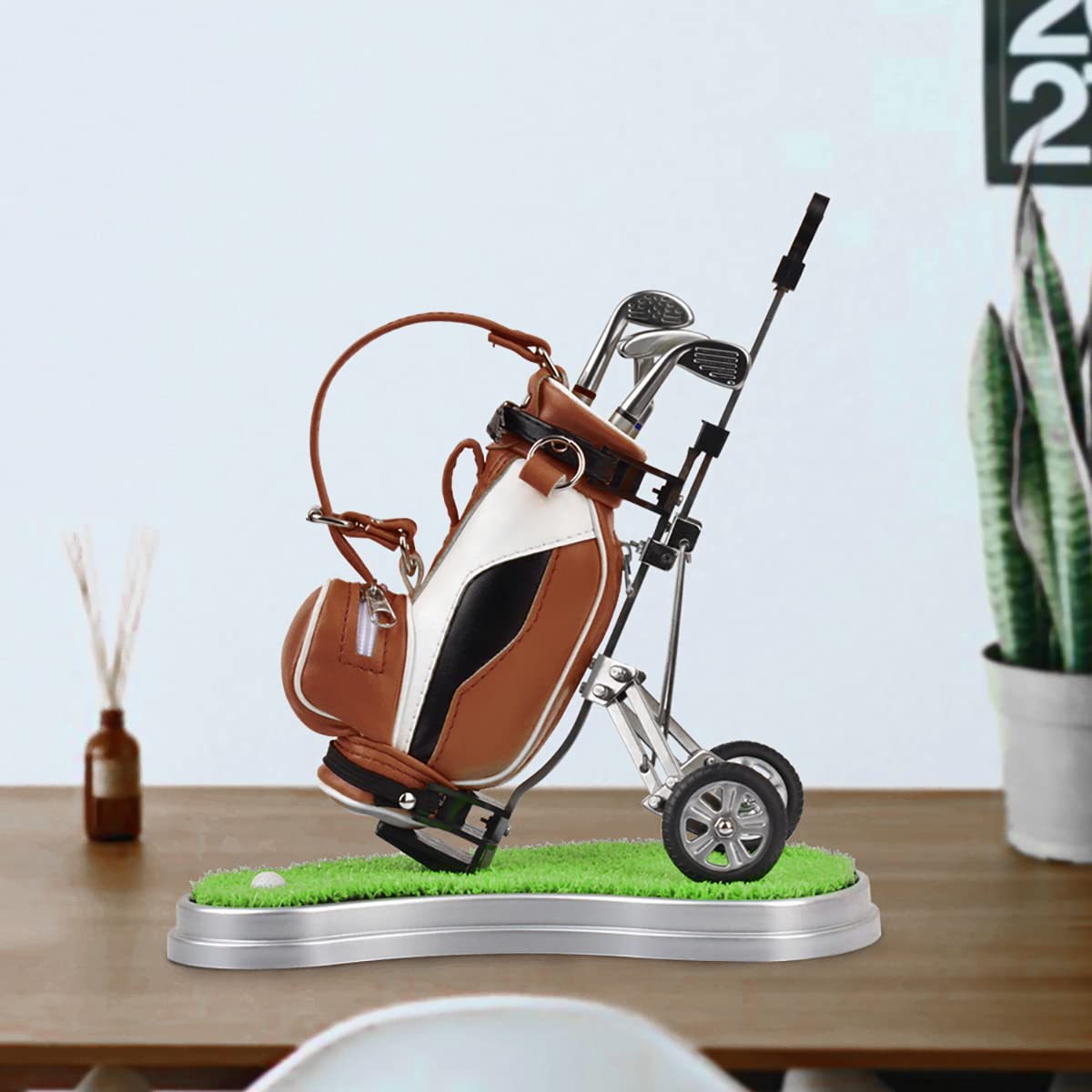 Generic cake-topper-golf-pen-holder doubles as a novelty gift for golf fans.