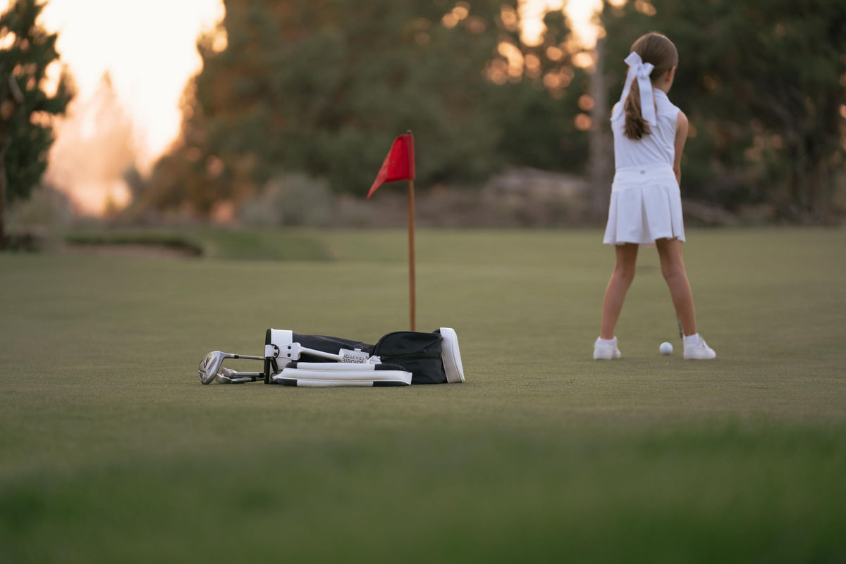 Generic blue carry bag fits small clubs and kid-sized gear.