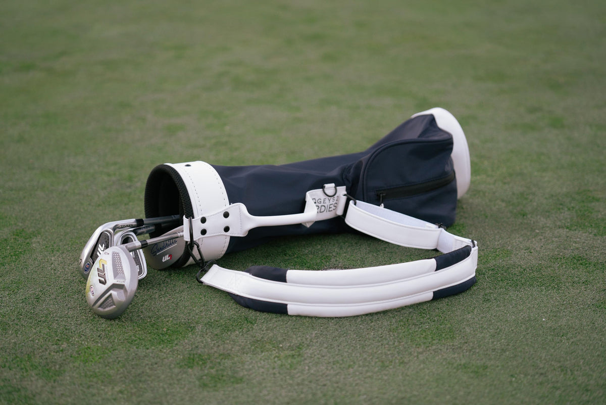 Generic blue children's golf bag withstands rainy days thanks to water-repellent material.