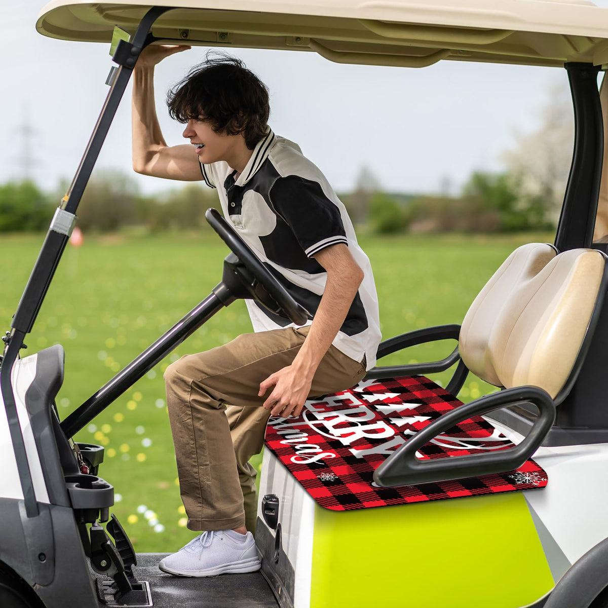 gisgfim ideal gift for golfers who love holiday decor.