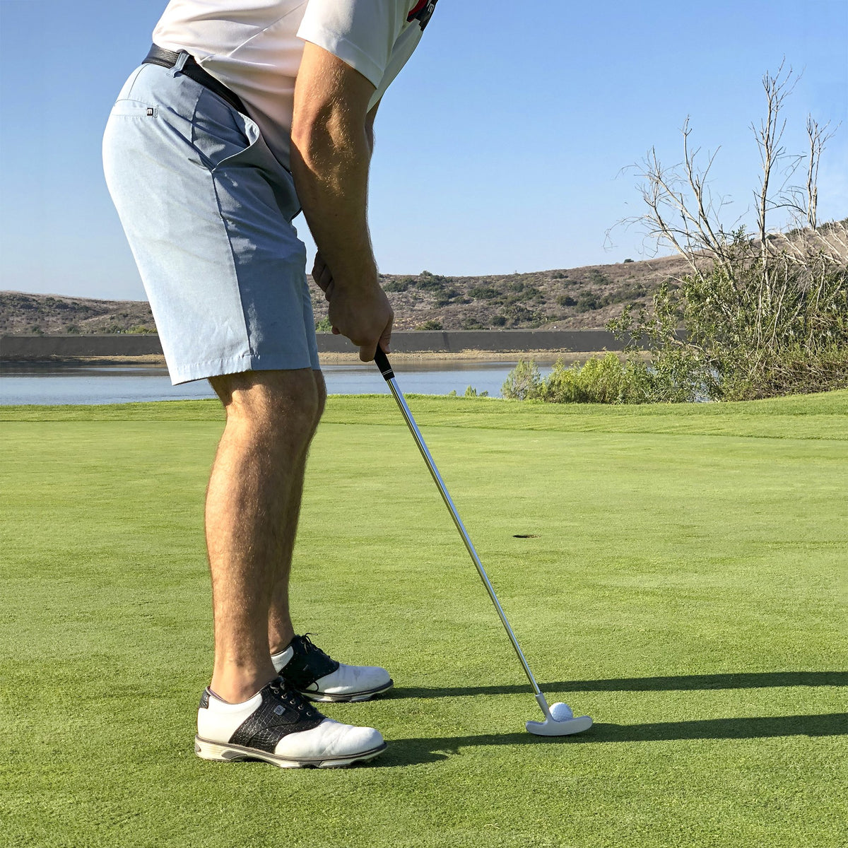 Ambidextrous rubberized grip provides comfort and stability on greens