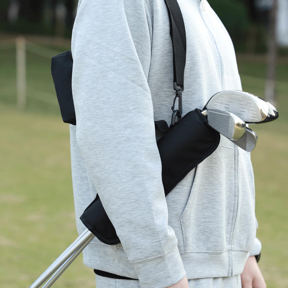 Govllfoz mini golf bag featuring divider system keeps clubs organized.