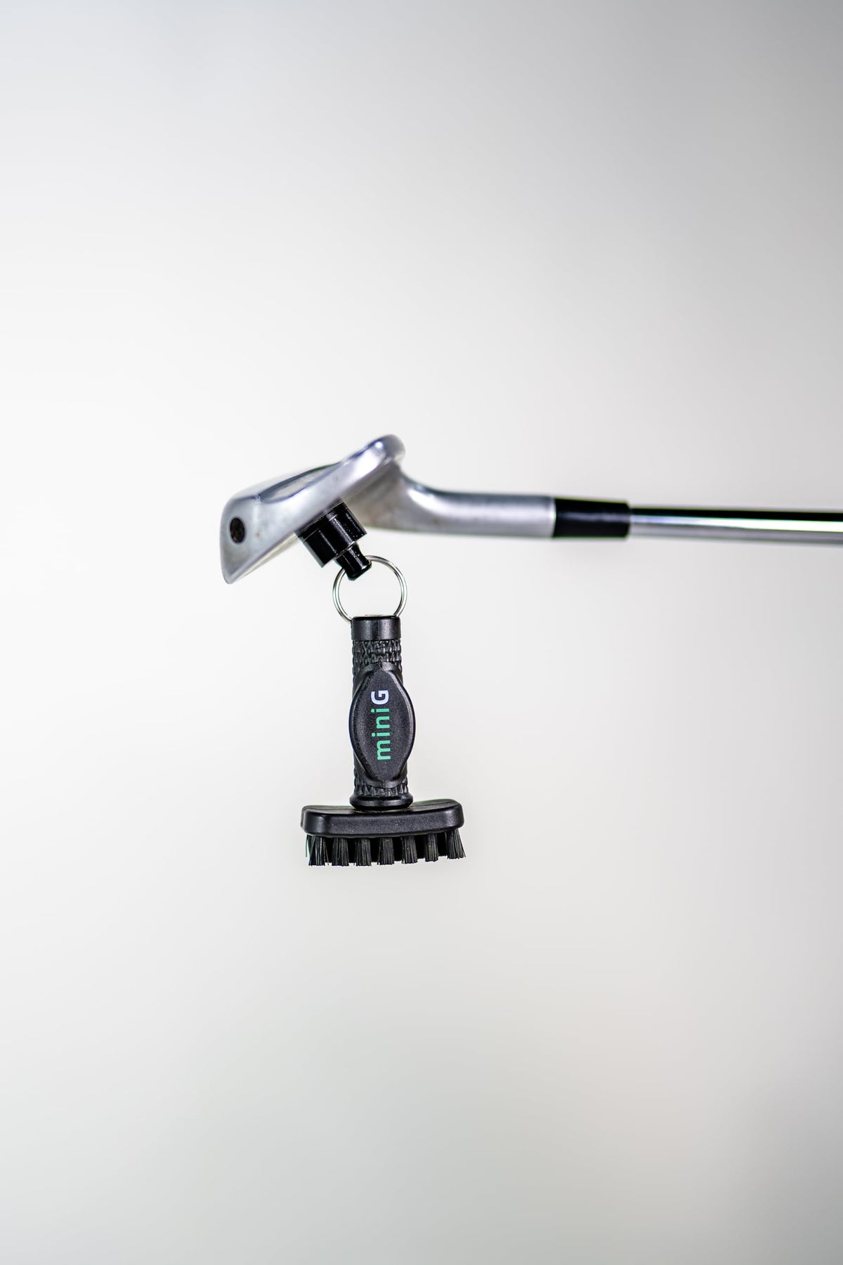 GrooveIt MiniG cleans grooves without scratching clubs during play.