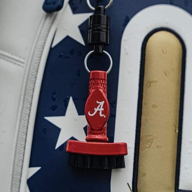 Magnetic attachment keeps Grooveit miniG brush secure on your golf bag.