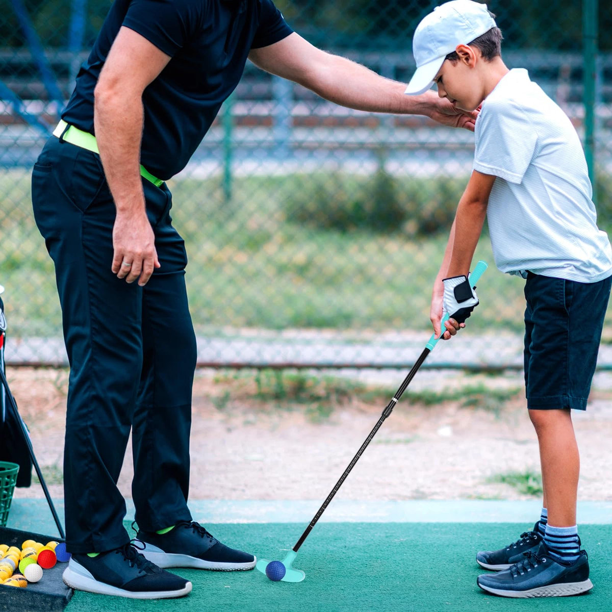 Hiboom includes four practice balls for immediate training sessions.