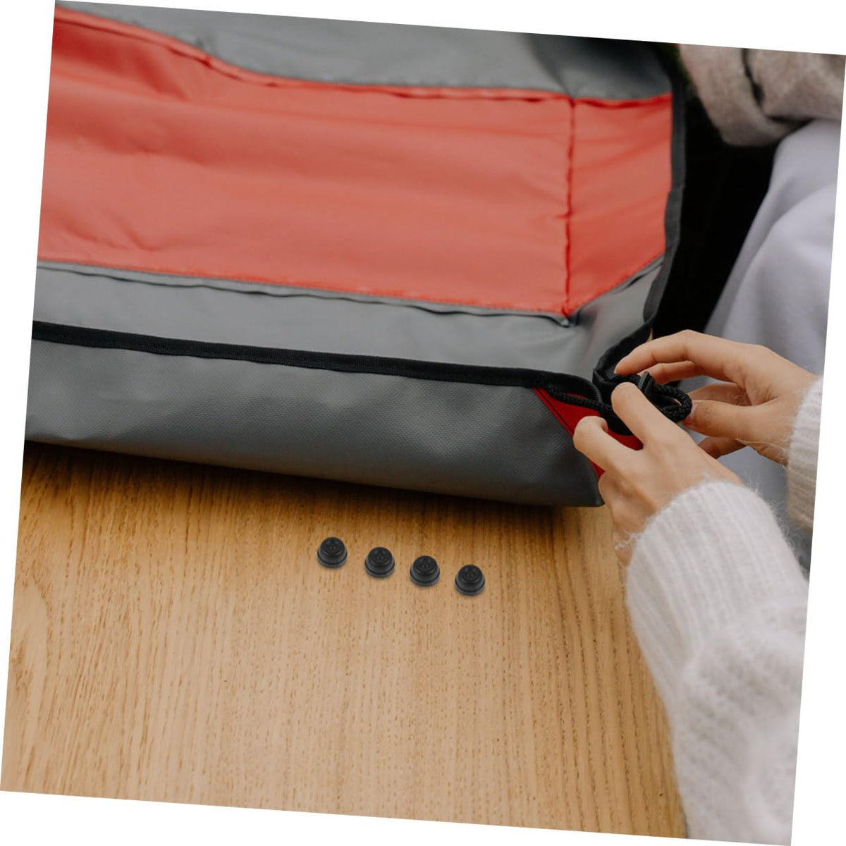 Holibanna easy-clean design – plastic feet wipe clean to stay neat.