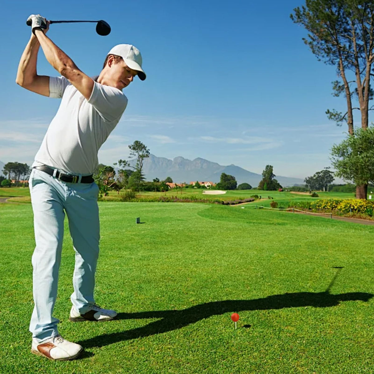 Hyuetrsa green foam golf ball, bright color helps tracking on grass.