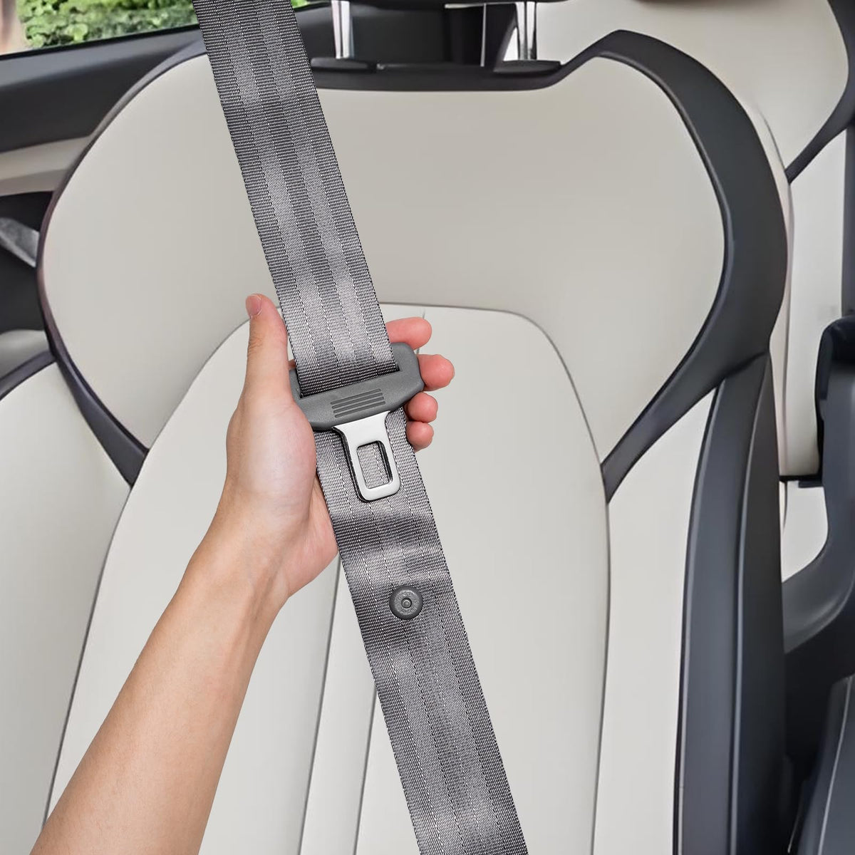 IYUANWH auto-retracting mechanism in action ensures secure, easy daily use.