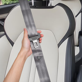 IYUANWH auto-retracting mechanism in action ensures secure, easy daily use.