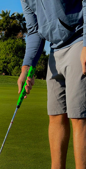 Jackputts Cactus Classic honeycomb texture enhances grip comfort for putts.
