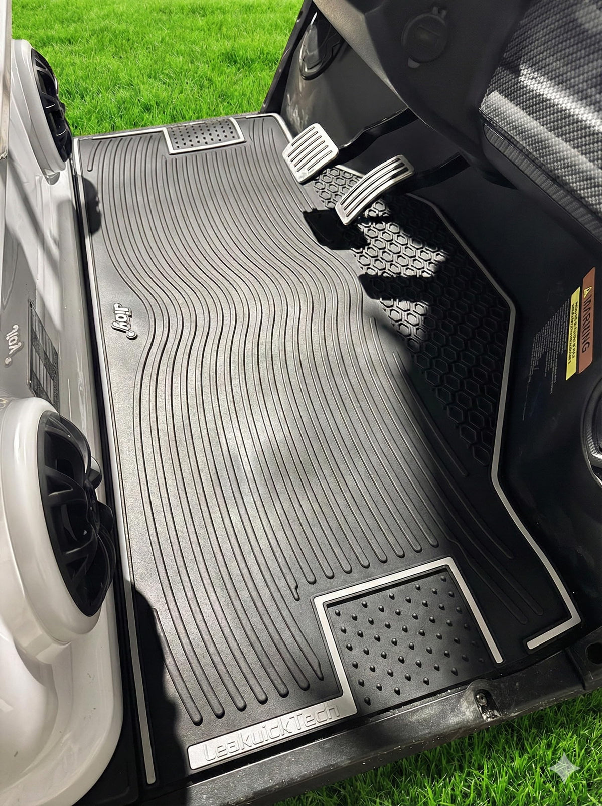 Jioy custom-fit floor mat for D5 and D-Max with a secure, zero-shift fit.