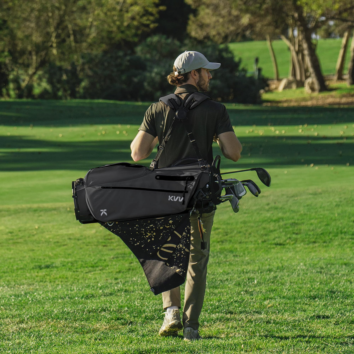 KVV stand bag shows umbrella holder for quick rain protection on the course.