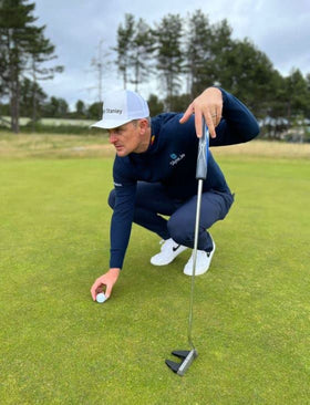 Lamkin GRIP GY/BL 58 putter grip in hand highlights comfortable Sink Fit style for a stable grip.