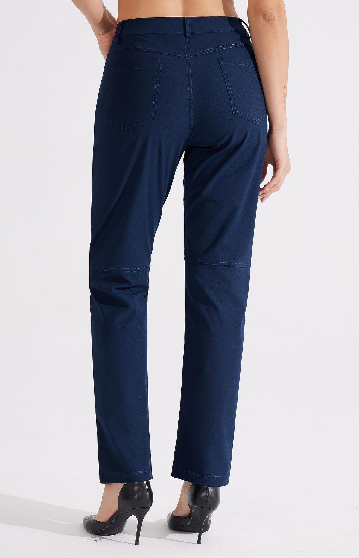 Libin elastic-waistband-pants navy offer easy on/off and relaxed fit.
