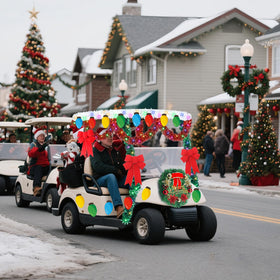 Luinabio green tinsel brings vibrant greenery to parade decor