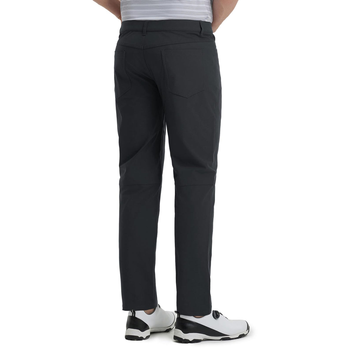 M MAELREG five-pocket design secures essentials during activities.